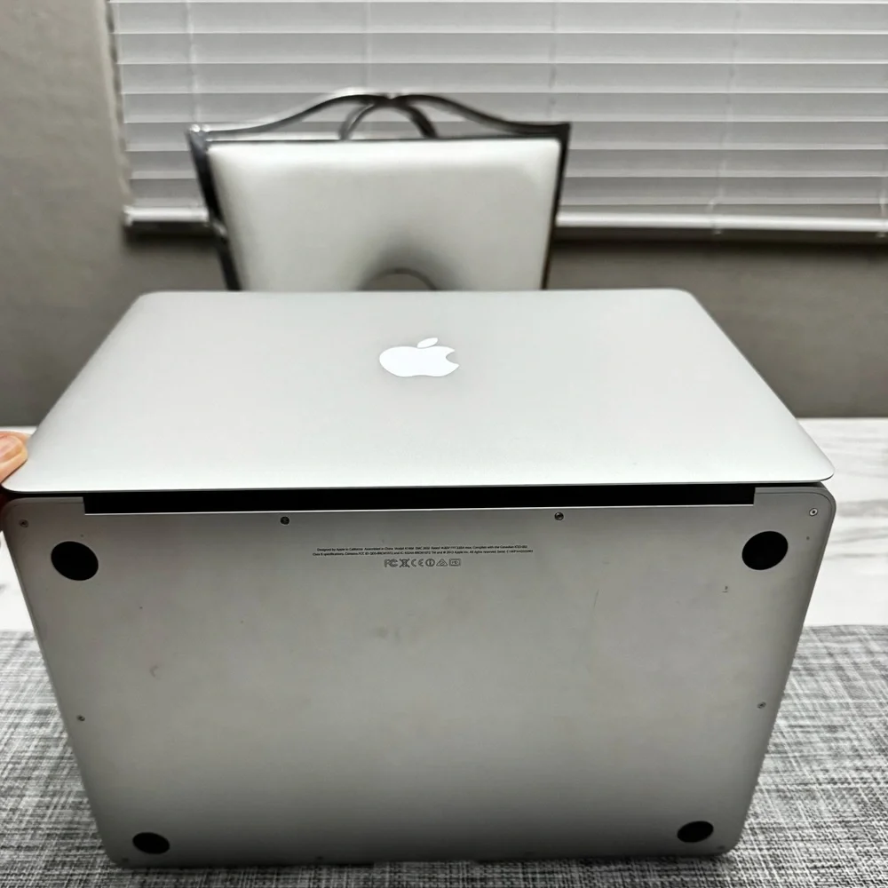 Apple MacBook Air 13” 2014 with a Brand New Laptop Sleeve and a Charger